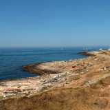 ...la campagna e il mare si incontrano in un abbraccio perfetto e piccole insenature sono incorniciate da scogli appuntiti che si stemperano dolcemente nel verde-azzurro dell�acqua